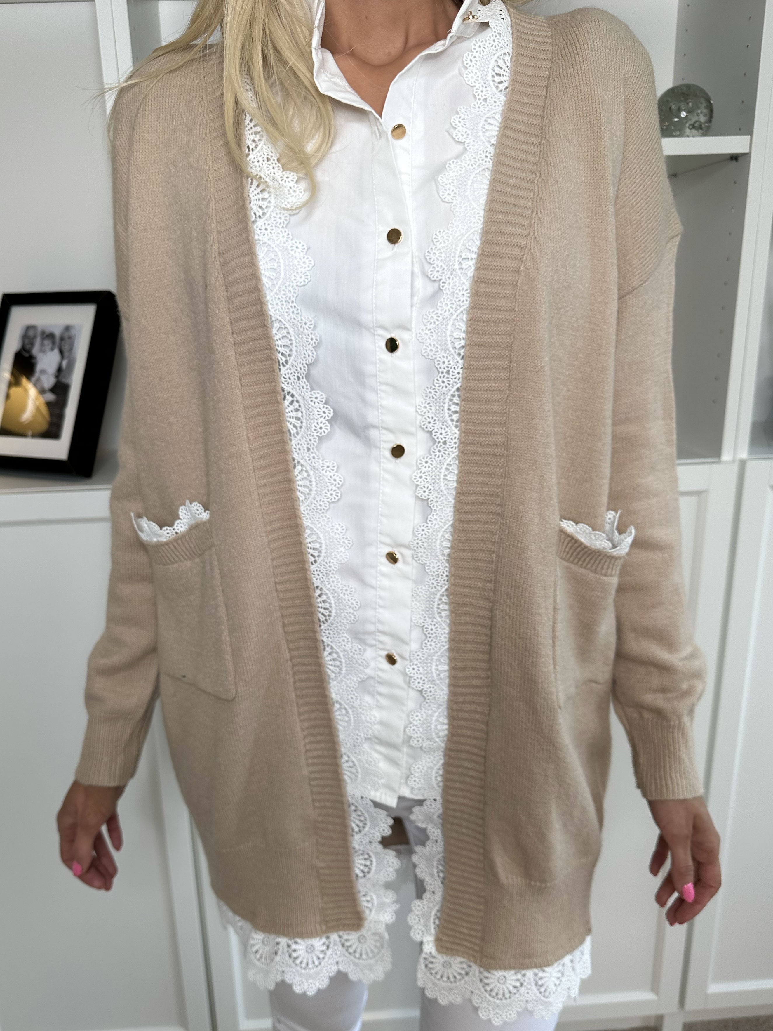 Rosie - Feminin strikcardigan med hvid blondekant